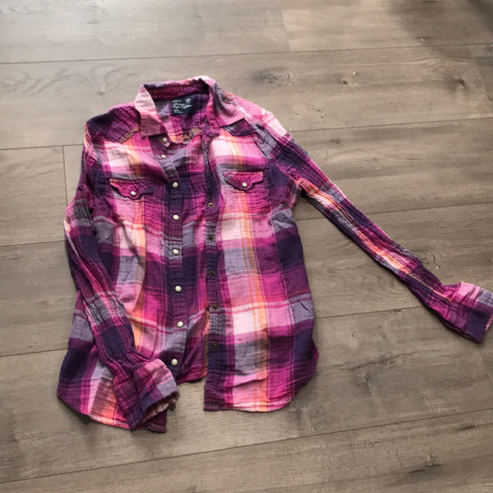 “Favorite Fit” AE shirt w/ snaps, runs small.